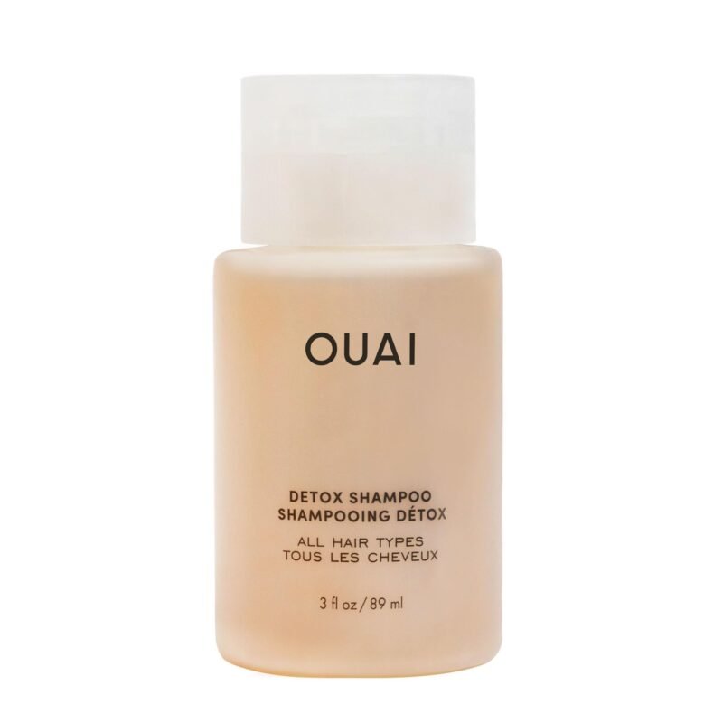 1 travel-size pack of OUAI Detox shampoo. A purifying shampoo that removes dirt, oil, makeup, and hard water with apple cider vinegar.
